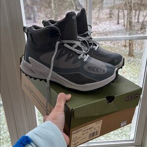 Like NEW! KEEN Zionic Mid hiking waterproof steel grey/ magnet  Boots size 6.5